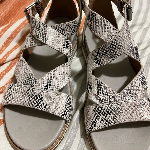 Sandals - Picture 4 of 4